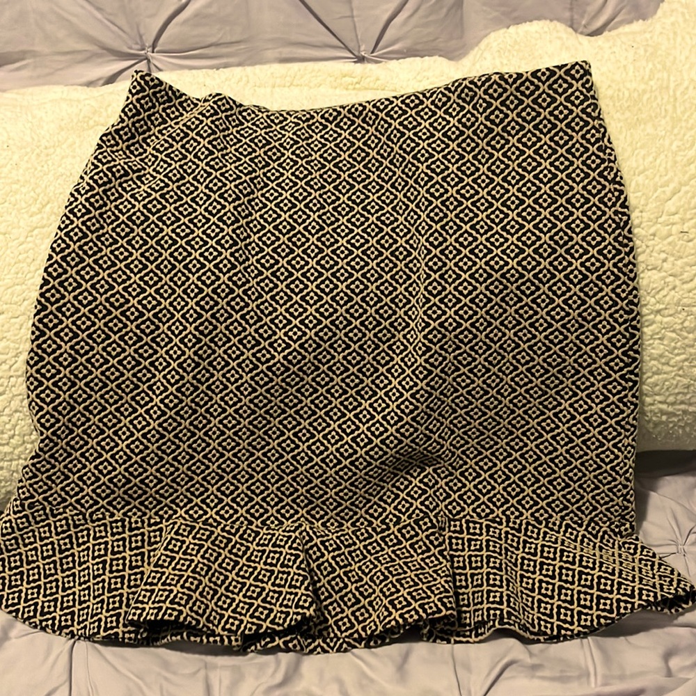 Darling and classic short woven skirt.